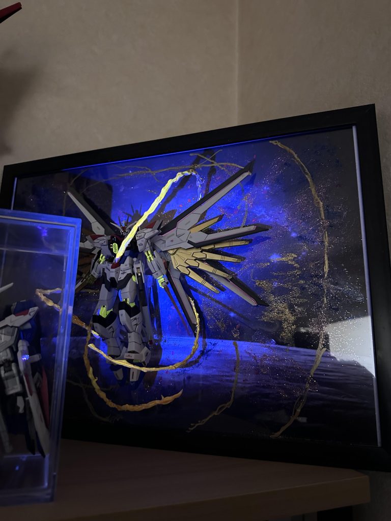 エフェクトはガイアさんの蛍光塗料使ってますがUVてらすまではオレンジが強い印象。UV当てると金に輝きます！