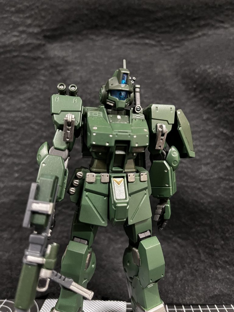 あまり見えませんがモノアイも塗り分けてレンズ類はブラックライトで光るようにしています久しぶりに作りましたがやはりHGは大きい笑さらにRGは感動しかないんでしょうね何十年も作っていませんがMGも一機作ってみたくなりましたやはりガンプラ楽しい😊