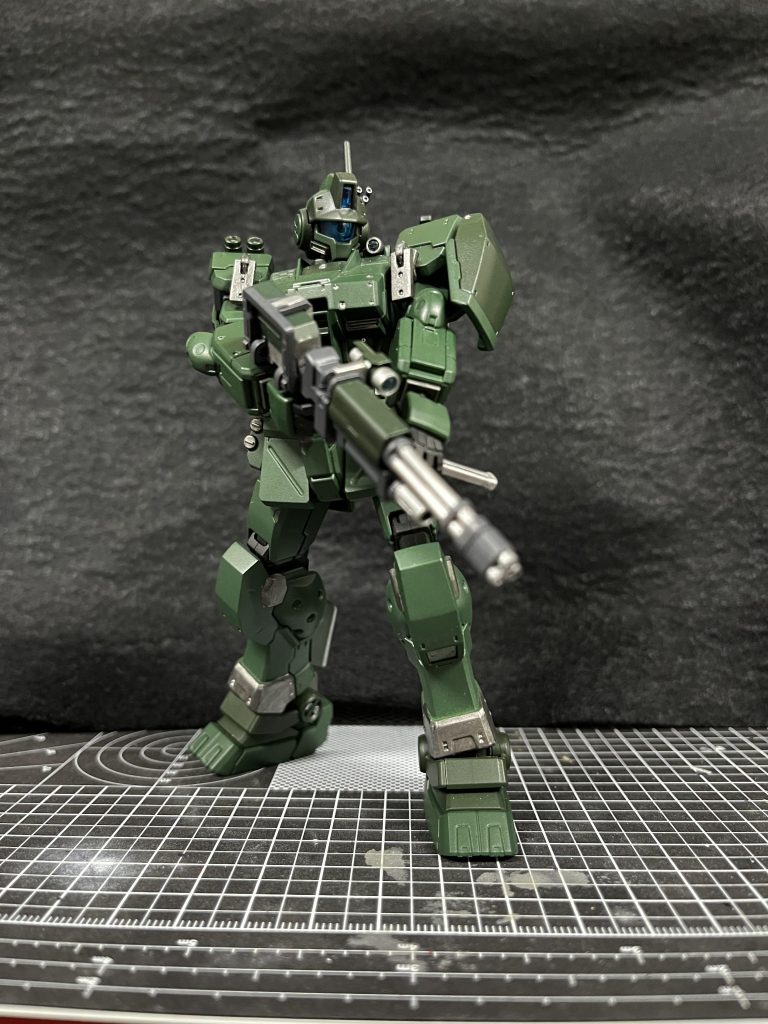 色々ポーズとれるの当たり前ですが感動です🥹これをベースにジムスナイパー置いてジオラマ作りたくなります