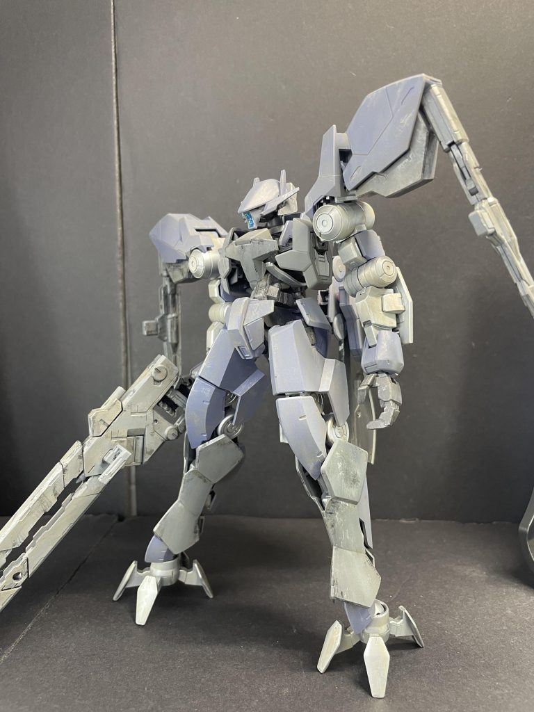 グレイズ・ツヴァイ中、遠距離戦闘を想定して強化したガンプラ。一部、ゼロから制作し直してているため、性能自体は下がっているものの、操縦者のバトルスタイルに最適化されているため、勝率は上がった。 