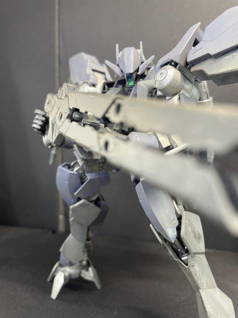 大型レールガン…対艦戦イベントのミッション報酬。絶大な威力をもつが、それ以上の反動が特徴のロマン武器。だが、グレイズ・ツヴァイにとってそれは大した問題にはならなかった。肩部ライフル改……威力ではなく速射性を求め改造した武器。格納式では収まり切らず、大型化してしまった。背部ブースター…射撃時のポジションチェンジ用のブースター。バトルアックス…アインと同様。