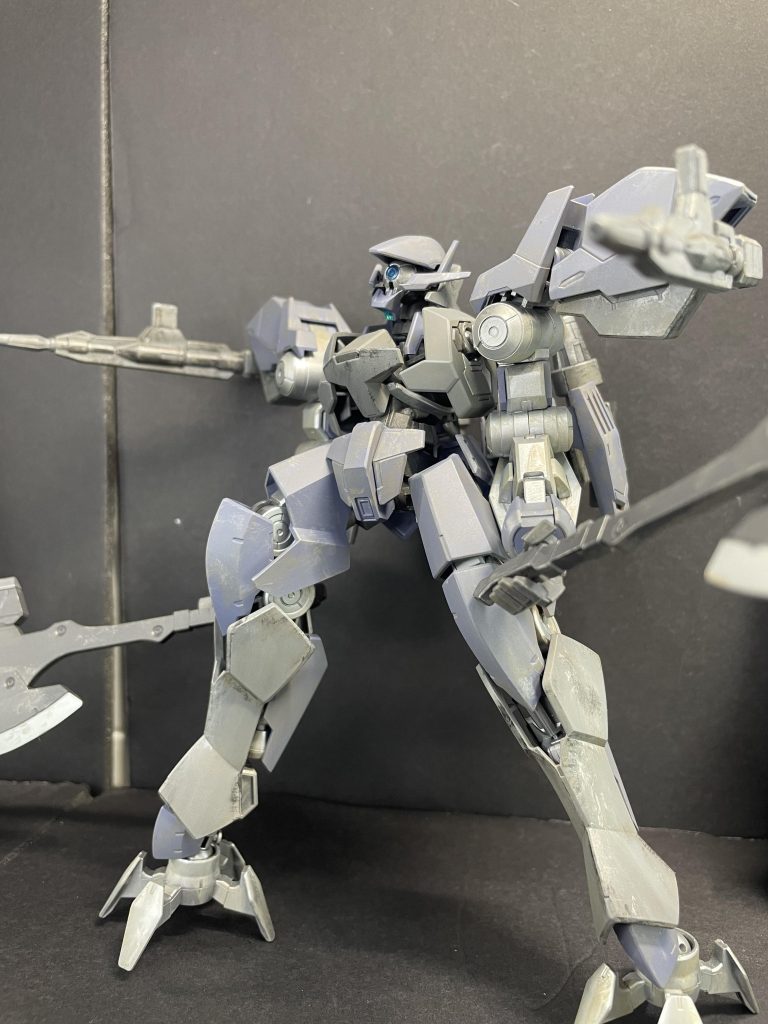 原作ではボスとして猛威を払った機体ですが、一応味方勢力の機体なので、暗めの配色を少し鮮やかにしました。原型機のイメージを崩さないレベルの変化で抑えられだと思います。ただ少し急ぎすぎて細部が雑ですね……一応、完成度が高い設定なのに……