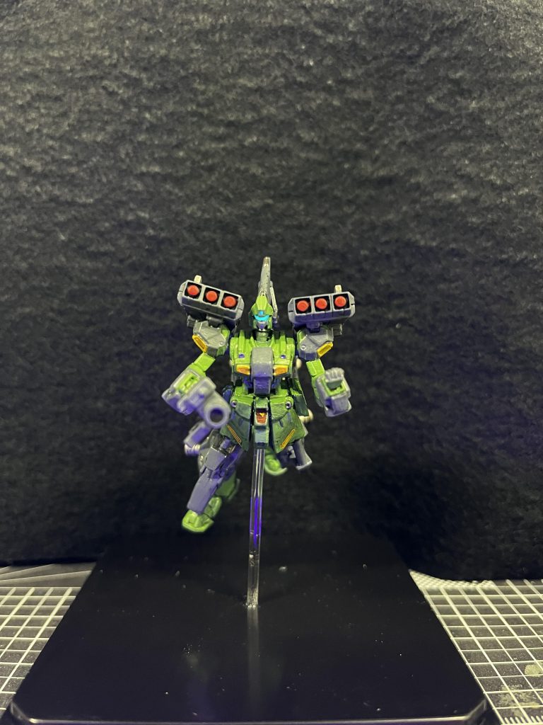 首の角度は少し上に上げてブラックライトでレンズを光らせました