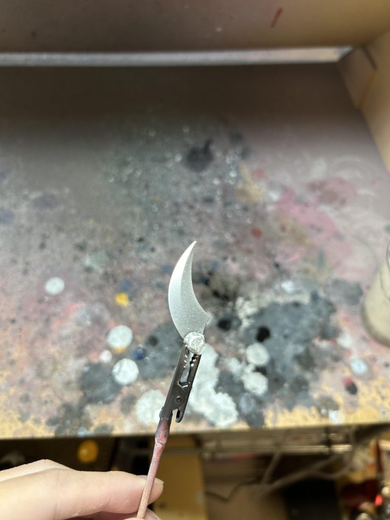 実はクローの部分はプレミアムミラークロームを使ったのですが全然メッキになりませんでしたね。いろいろ調べたり試したりしたのですが上手くいかず原因もわかりませんでした。