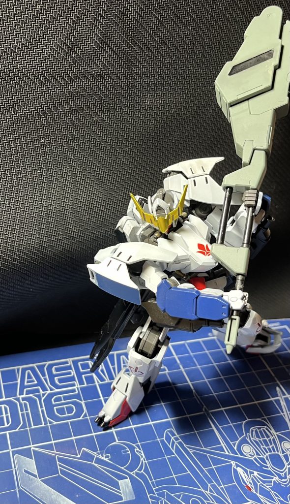 色々なポーズを付けて見たかったのですが武器がくるくる回ってしまい接着剤で止めてしまったので、この両手持ちしかポーズが取れません😇磁石を埋め込む練習をしなくては