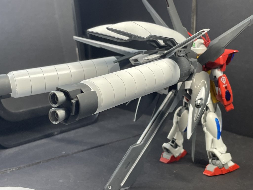  Hzw-03ハザードウェポンオーフィンズMS単機での大気圏突破を目指して作られた本兵装は、数年の封印（持て余していただけ）を経て、ある少年に託された。その過剰なまでのスラスター出力から繰り出されるスピードは、あらゆるMSを凌駕する。