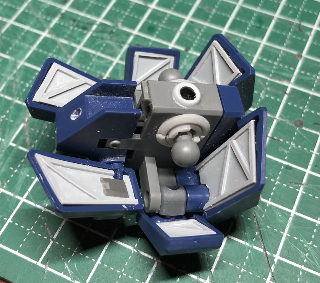 完成すると見えないけど腰装甲の裏打ちとスタンド穴を開口軸の根元に三角屋さんのディティールパーツを追加