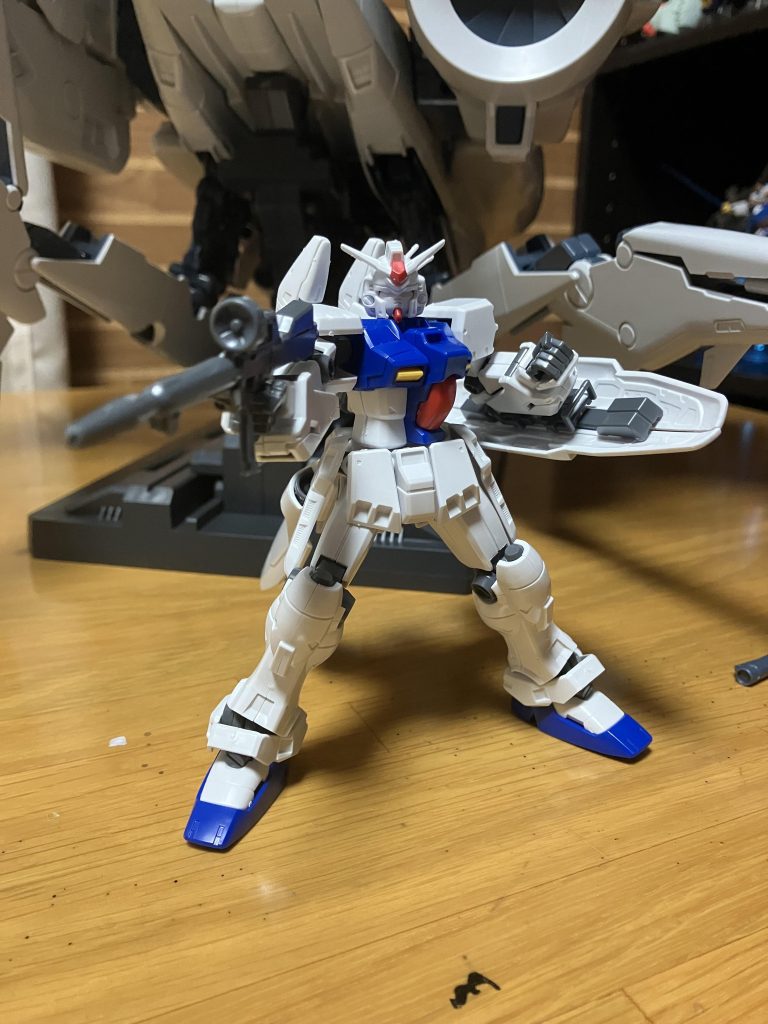 ステイメンもかっこいい！(可動はあまり…)シールは主にセンサー類で、色分けもそこそこ。