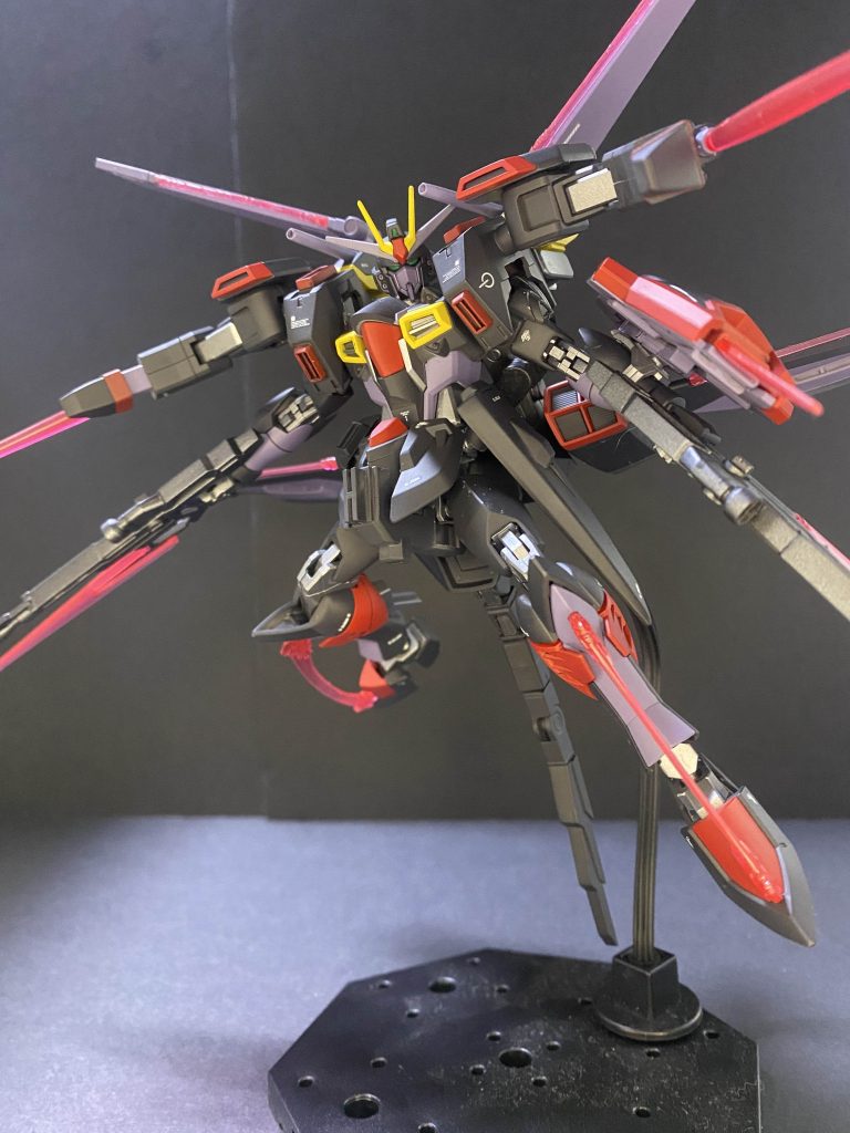 全身のビーム格闘兵装を展開。インフィニットジャスティス弐式にも劣らぬ１１刀流。 