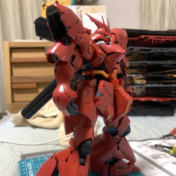 初投稿です🙇‍♂️RG  1/144 サザビー(製作途中)です🫡といっても、あとは武装類だけですが⋯笑よろしくお願いしまぁぁぁぁぁす💪🏻( ¨̮ 💪🏻)（1枚目）