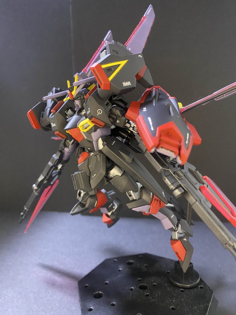 メイン兵装は銃剣式試製複合兵装ビームライフルを装備。持ち替え不要で格闘戦に対応できるが、格闘戦においての取り回しはビームサーベル系の兵装に劣る。