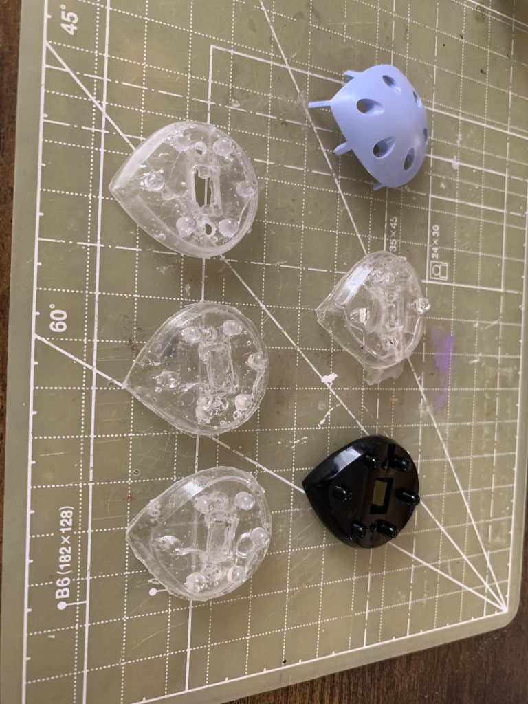 パーツ複製したところです。いっぱい作って、出来のいいのを採用しました。なかなか気泡が入って大変でした。