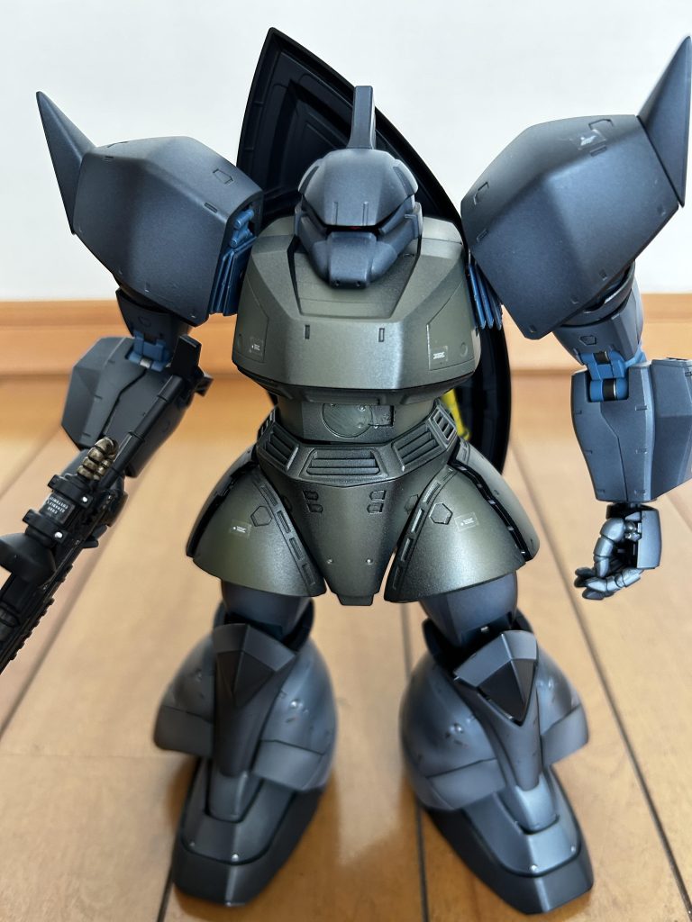 個人的なマーキングや部隊章を冠する余裕がジオン軍に無かったって事にしております^_^