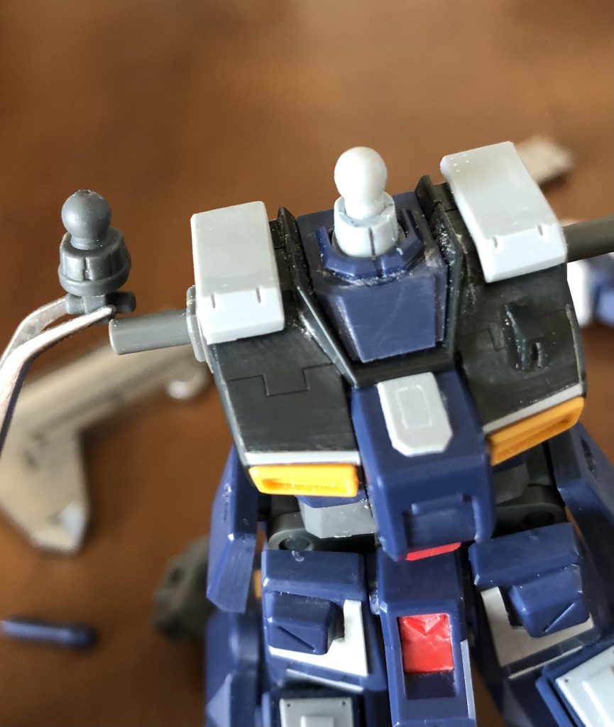 地味な工作首の延長ポリパーツの為、仕方なくプラ材で新造基部も同形状なので前後にも可動します。薄型肩パーツもプラ板から