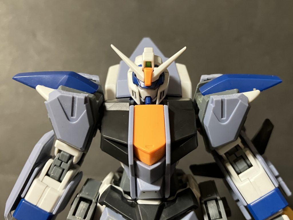 まずは (塗装後のシルエットが)ブリッツ風にする為に1番デュエルに足りない肩アーマーをトンガリ形状にする必要があるただアサルト状態のブリッツ風カバーを外した時に素のシンプルなデュエルのシルエットにも戻したいので試行錯誤の結果「干渉部分」を削ってデュエルの肩アーマーの角度を90度回転できる (かつ、いつでも元の角度に戻せる)ようにすることに