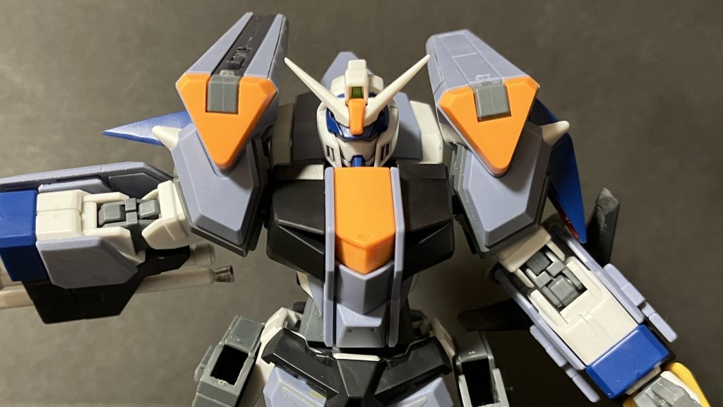 肩アーマーの90度回転のおかげでアサルト装着時の腕稼働も拡大 (向かって右側は肩アーマーを元の角度に戻して最大限腕を開いた状態)腕を横に拡げることができるようになります デュエルカラー塗り分け用に胸部の前掛けにも段差をつけてここまでが基本改造パート終了