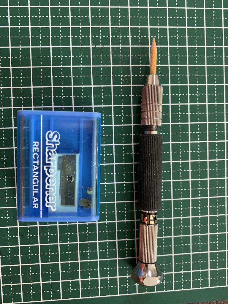 ガンダムマーカーエアブラシの先端をピンバイスに取り付けて補足したところです。水中迷彩のアイディアが浮かんだ瞬間でした。