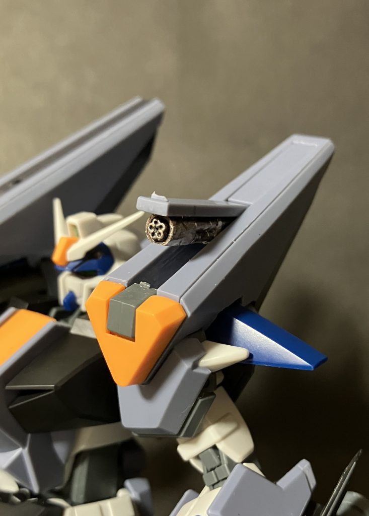 おまけ4左肩アーマー内にサーベルを格納する必要が無くなったので空いたスペースにサーベルの代わりに同サイズのガトリングガンを設置これで左肩はミサイルと合わせて実弾系武装として統一できてスッキリもちろん蓋もスッキリ閉まるように (さらにガトリングを外せばいつでもサーベルラックに戻せるのは当然)で、最後にフルバースト!したのが最初の写真 さあ次は塗装!なお、デュエル本体カラーは悩むことろ紫は好みじゃないので濃青のティターンズカラーにでもしようかなと画策中