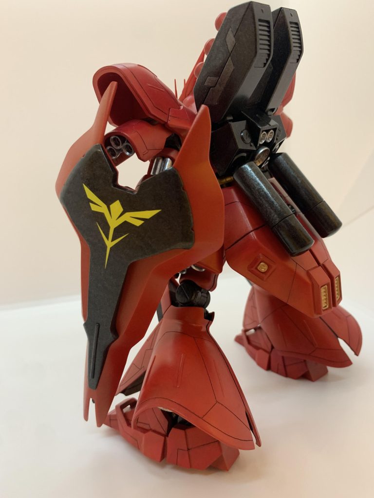 広い面積の黒は黒鉄色の筆塗りです。マダラ模様になってしまいましたが、これはこれでいいのかなぁと思ってます。