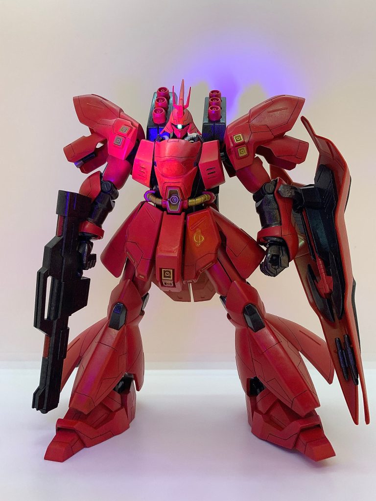 モノアイはブラックライトで発光します。