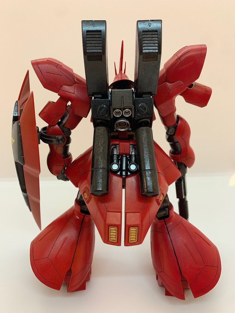 バックショットです。赤色はガンダムマーカーエアブラシでガンダムレッドです。成形色とあまり変わらない気がしました。