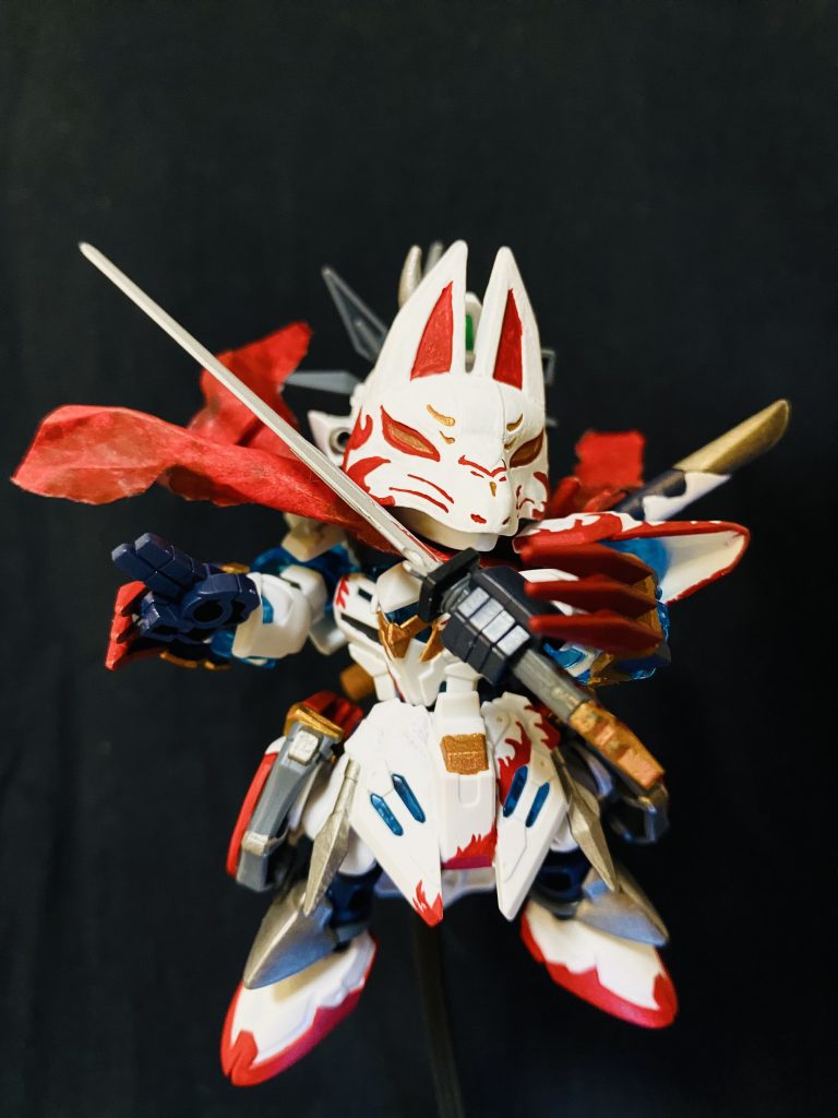 お面は工芸品の狐面を参考に塗りました。ベースカラーを塗り重ねた関係で、塗膜が厚ぼったくなりましたが、それが逆に工芸品のお面ぽくなって良かったです。