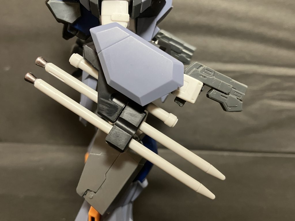 おまけ2ランサーダートラックの前後パーツを片方だけ反転して生まれた1本分のスペースをサーベルラックとして活用 (直径が同じなので無加工でサーベルがそのまま固定できる!)というのもアサルトシュラウドをパージした素デュエルに必要な2本分のサーベルがデュエルブリッツだとし1本しかマウントできない設定に納得できずなんとか2本共マウントする場所を作りたかったのがこのアイデアのそもそものきっかけ最初はそのまま背中にサーベルをマウントしたままに出来る様に調整していたものの振り回される大きな肩アーマーに接触してのポロリ多発に耐えきれなく他をいろいろ検討した結果ここを発見!なお下側のランサーラックはそのままだとガバガバなので裏に余剰ポリキャップで固定 (なんとちょうどボリキャップ形状で固定できる内壁形状になっているのを発見!)