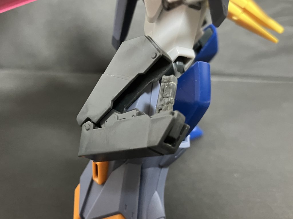 ここからおまけ その1ブルデュエルのビームガンのイメージもミックスしたいのでジャンクからGNピストルを脚横アーマーに固定そもそも近接タイプだしミドルレンジのライフル持たせるより防御はアサルトシュラウド頼みで突貫するならショートレンジのハンドガンタイプの方がコンセプト的にもフィットしてる気がします元のピストルケースの凸がハマりかつアーマー側に目立たない凹穴を開けて自由に取り外し式になお、素デュエル時にも使えるようにと同じサイズの凹は腰サイドアーマーにも開けたものの腕部の武装と干渉するのと腰の締まったスタイルが崩れるのでピストル位置は基本ここに決定