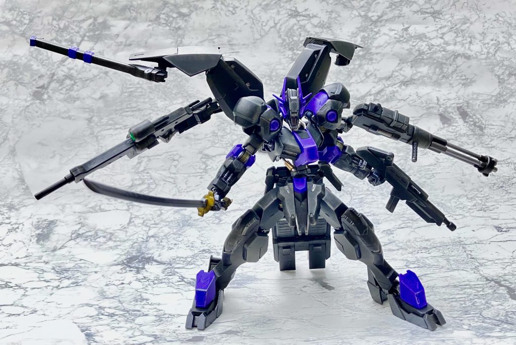 グシオンリベイクフルシティをベースにしているのでサブアームを展開し様々な武器の使用が可能です。