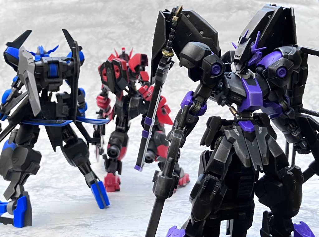 手離すのが惜しいくらいカッコ良く作れたので満足です。友人もプラモ熱に火が点いて帰りにガンプラを買って帰りました。次はグレモリーを作りたいなぁ