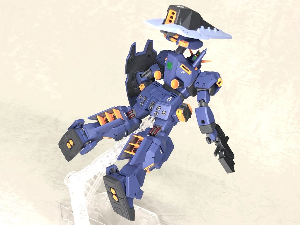 黄色の塗分けは非常にめんどくさいグリーンの各センサーは上手く塗分ける自信が無かったので塗装したプラ板をはめ込んでます。スミ入れは、水性塗料+うすめ液+マジックリンで