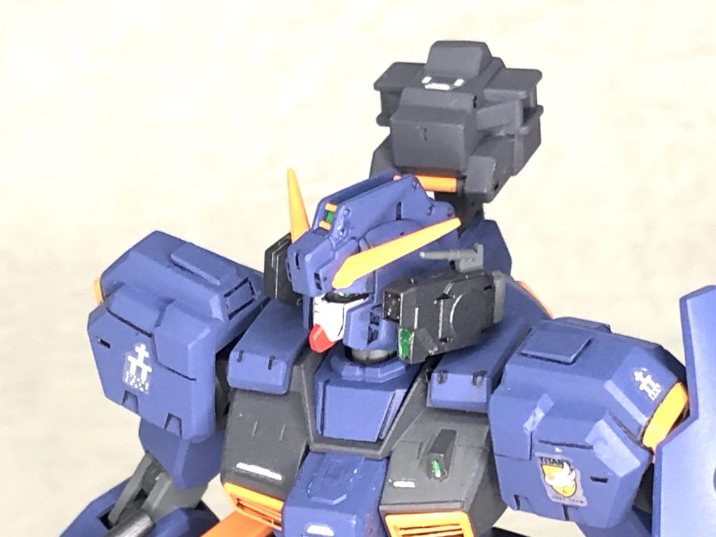 RG MK-Ⅱのバルカンポッドを流用アンテナを紛失した！ので別形状で自作なかなか似合う肩のパーツは、ポッドに干渉するのでハンドルの無い薄型を自作しました。頭頂部センサーの黄色い部分はモールドを削り落とし0.5mmプラ棒に置き換えています。