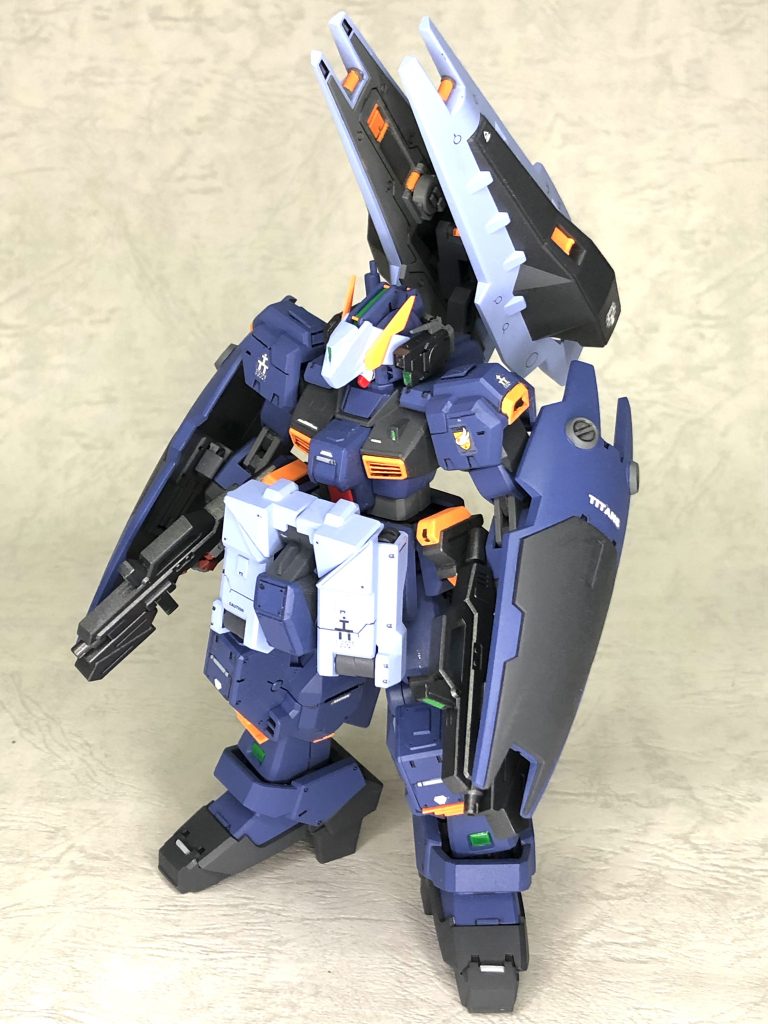 シールドブースターはキットの強化型を使わず通常型で揃えてます。裏側の黄色もがんばった頭部センサーの兎耳、延長してます。