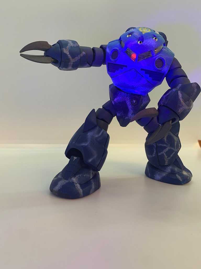 モノアイはブラックライトで光ります。レジンで複製したパーツの曇りが全然取れず、光らせないと内部メカっぽくしたところが見えないですね。