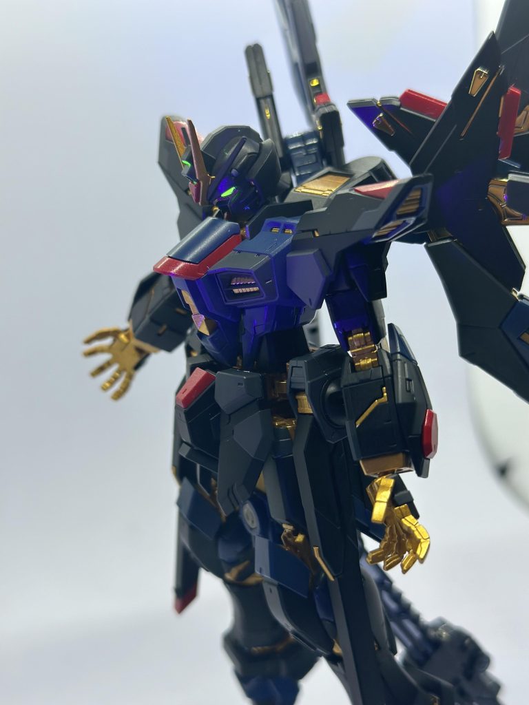 目に蛍光塗料入れてブラックライトを当ててみました目が光ってるだけで黒い機体は映えますね