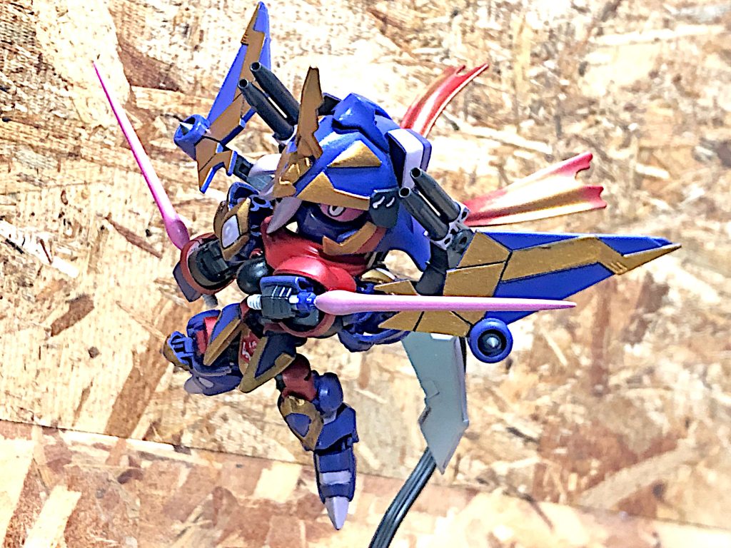 ビームサーベルの二刀流で大半の敵は始末してしまう。肩のキャノン砲は、軽量な割に威力が高く、4門同時斉射が可能で火力が高い為、近〜中距離に隙の無い武装構成となっている。