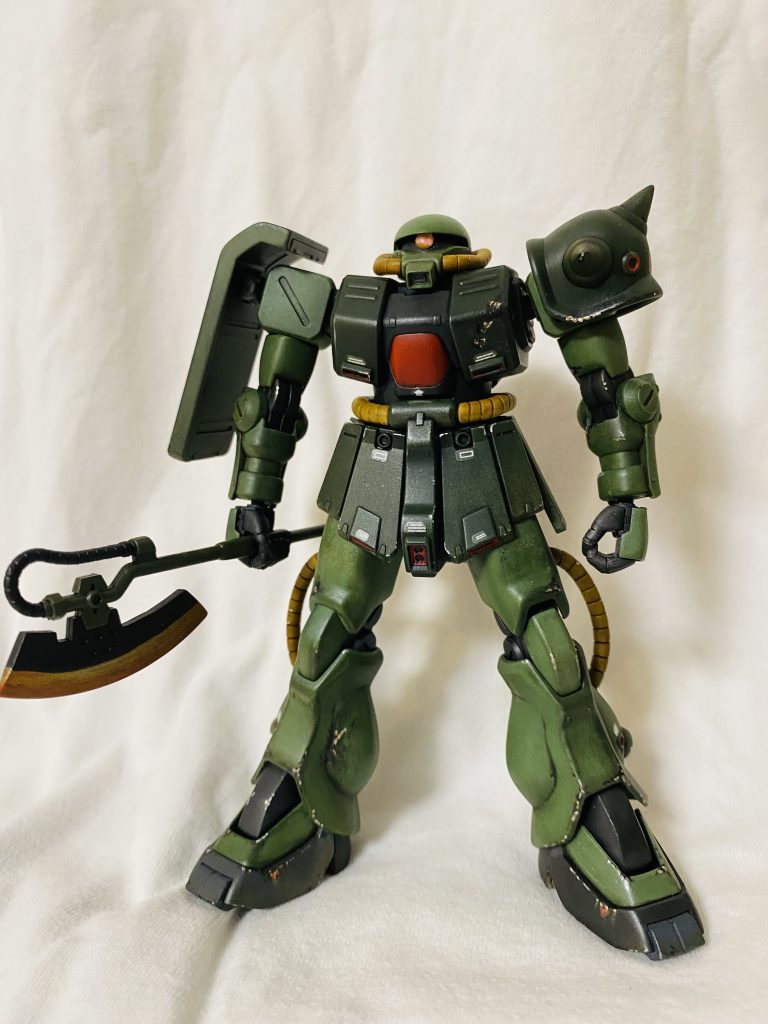 色々言われるプロポーションですが、確かに細いです。作るまではプロポーションを改修したいと思ってF2ザクも買っていましたが、作ってみると意外にカッコいい。プロポーション改修用に買ったF2ザクもカッコよくて、どちらも切り刻むことに抵抗を感じたので塗装やキズで何とかすることにしました。