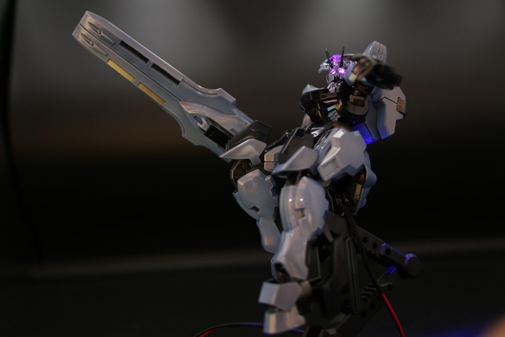 キャンディで塗っといて今更ですが、シュバルゼッテの全身ツヤテカはちょっと違う気がします次はソリッドでやってみたいです水星の魔女シリーズですと先達のみなさんがとんでもない電飾いっぱいされてるので刺激にはなるんですけどPIC組む環境を整えるかどうか悩み中…