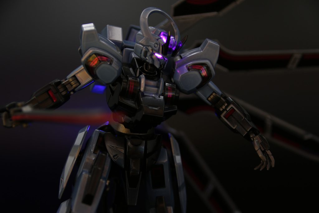 相変わらずキャンディ塗装です下地は全てコンクブラック(FOK)、外装にはパールシルバー(ガイア)内部パーツは焼鉄色白外装はクリアホワイト(クレオス)、黒外装はクリアブラック(クレオス)外装類はトップコートにクリア(FOK)、内部パーツはトップコートなしですキットの外装の白がどうも思ってたんと違う状態やったので撮影時に良さげな色に(グレーっぽく)なるように調整したつもり!なので露光量上げると全然違った色目になります笑