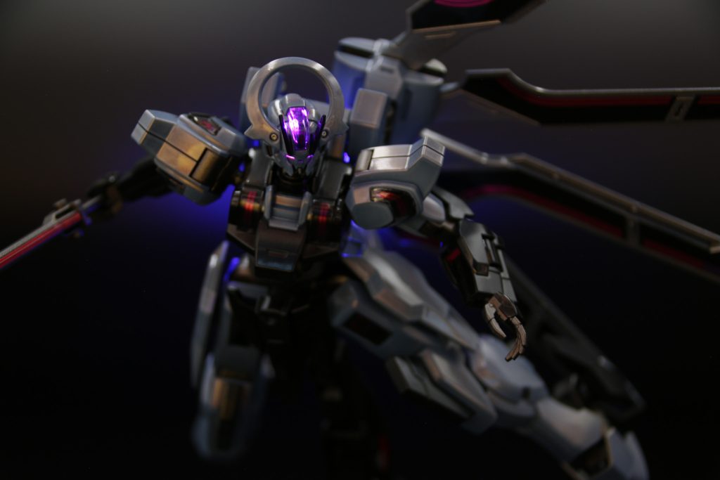 ツインアイを光らせるだけのつもりがクリアパーツが光を拾ってくれてオデコまで光っちゃっいました