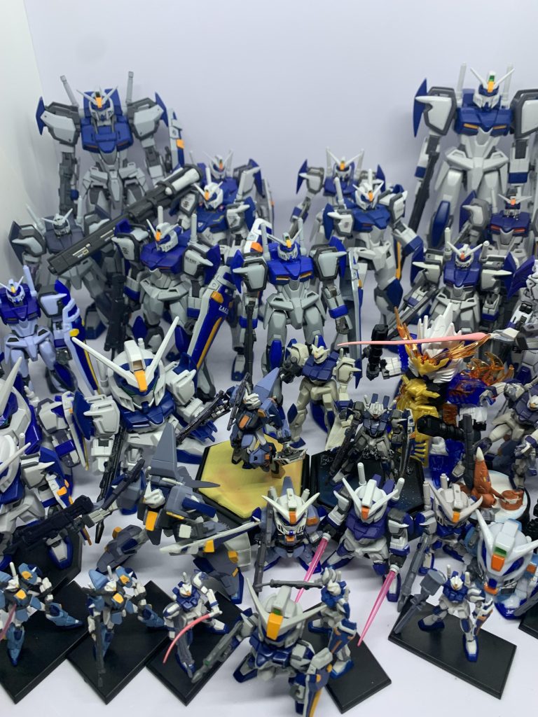 全員集合。この圧巻たる光景。素のデュエルこそ至高、アサルトシュラウドが嫌いと普段から言っている私ですが完成品に関しては拘らず全て集めました。ブルデュエル、デュエルダガー、レーゲンデュエル、デュエルブリッツはあくまで派生機扱いとし入れておりません。純然たるデュエルガンダムのみです。