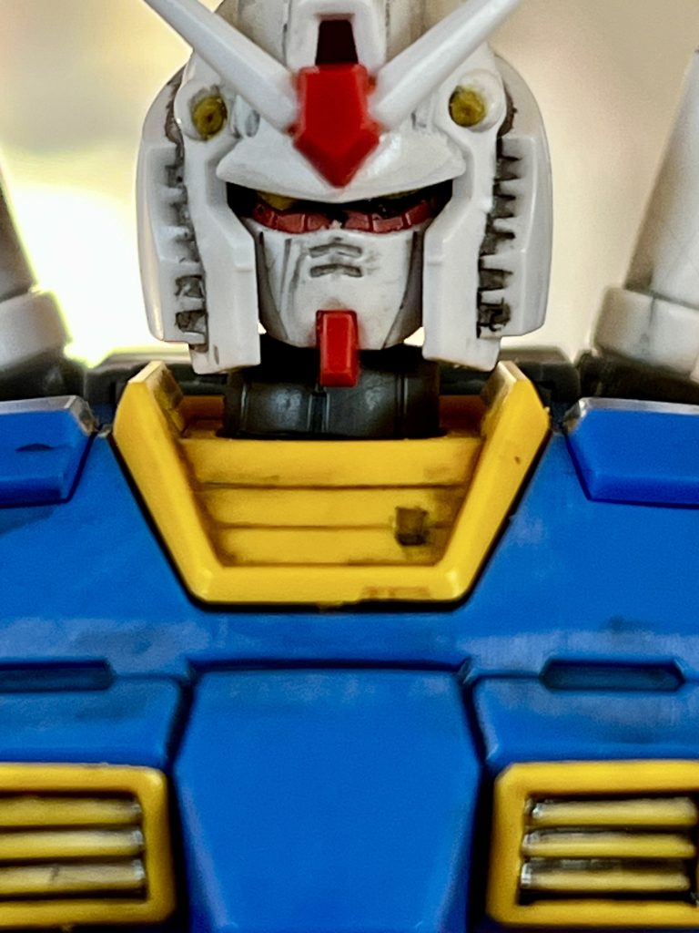 最初からだったか、改修の際かわからんのですが、顔に大きなキズがついていまして、そのままスミが入ってしまいました(gundam-kao5)