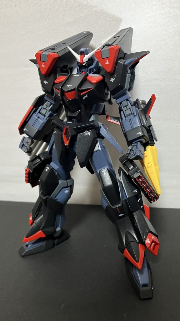 改めてポイントは・肩アーマー角度をブリッツ風とんがりにできるように回転式に・胸アーマーもブリッツイメージに・フルアーマーパックイメージでもあるのでフルバースト用に実弾系武装追加1番悩んだ本体カラーは結局ティターンズカラーをベースに少し淡い色合いにして一旦完了ブリッツの都合でASを黒にするしかなかったのであまり本体色が明るいとギャップが目立つとの思いからこうしたが乾いてトップコートすると想像より濃くなってしまったのでもうちょと本体カラーは薄くしても好みだったかも再塗装の気力は無くなったので赤なり緑が濃くなったインパに倣ってデュエルガンダムspec2とでもしておこう