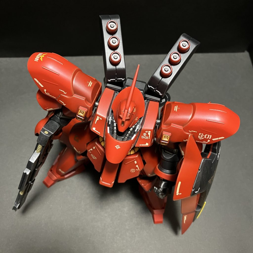 組んで気付いたけど、成型色の時点で赤色が2種類あるのね。HGなのに芸が細かい。