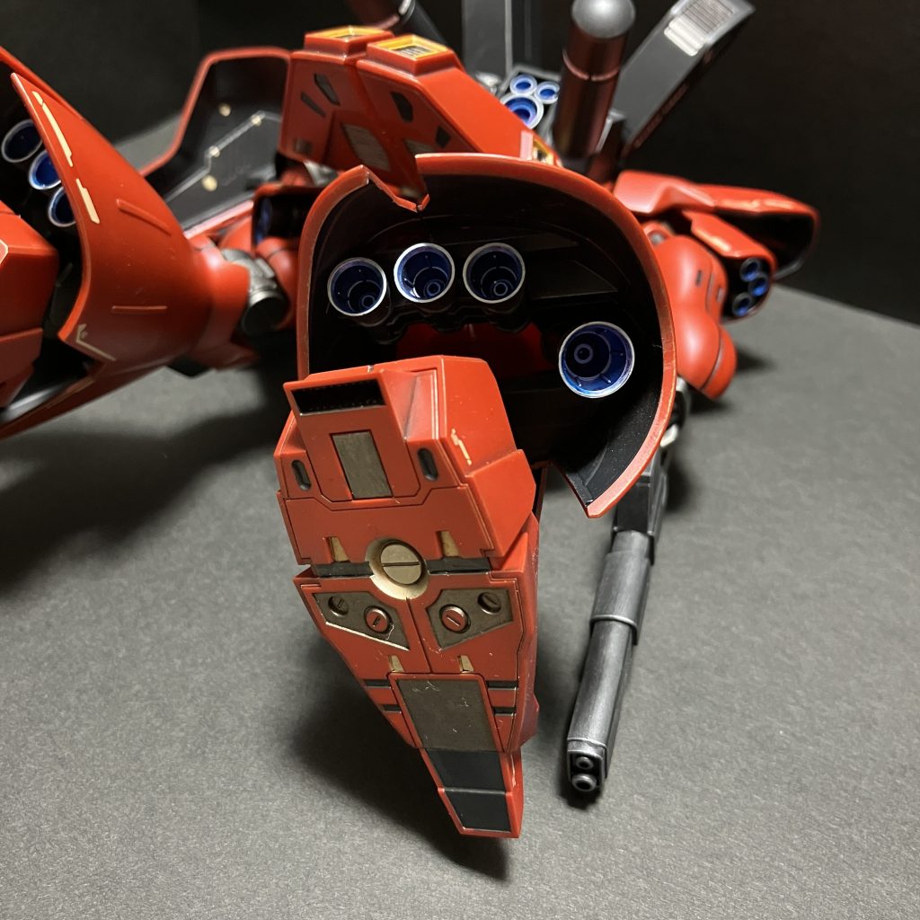 ウェザリング済んで、ある程度部組してトップコート吹いて完成!と思てたら事件発生。この脹脛部分のスラスター?バーニア??単発の大きいほう。スカートの裏側を濃い色で筆塗したせいでスパッと嵌らない。やすって皮1枚めくるとかすれば良いものを、むきになってグリグリ押し込んでたら...