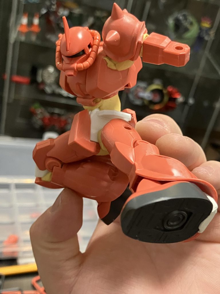 頭部と足首にHGUC Reviveシャアザクのパーツを流用しています。各関節はエポパテで固定、腕はガワラ曲げに見えるようにしています。