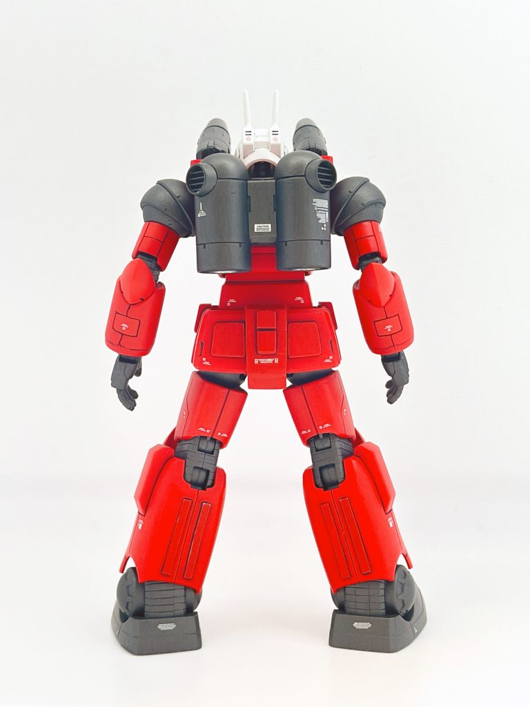 背面側は正面に比べてスジ彫りは少なめに、プラ版での凸デザインが多めになるように加工してあります。腰パーツがツルッとしていて物足りなさを感じたので、ククルス・ドアン版ガンキャノンを参考してプラバンでデザイン変更をしてみました。