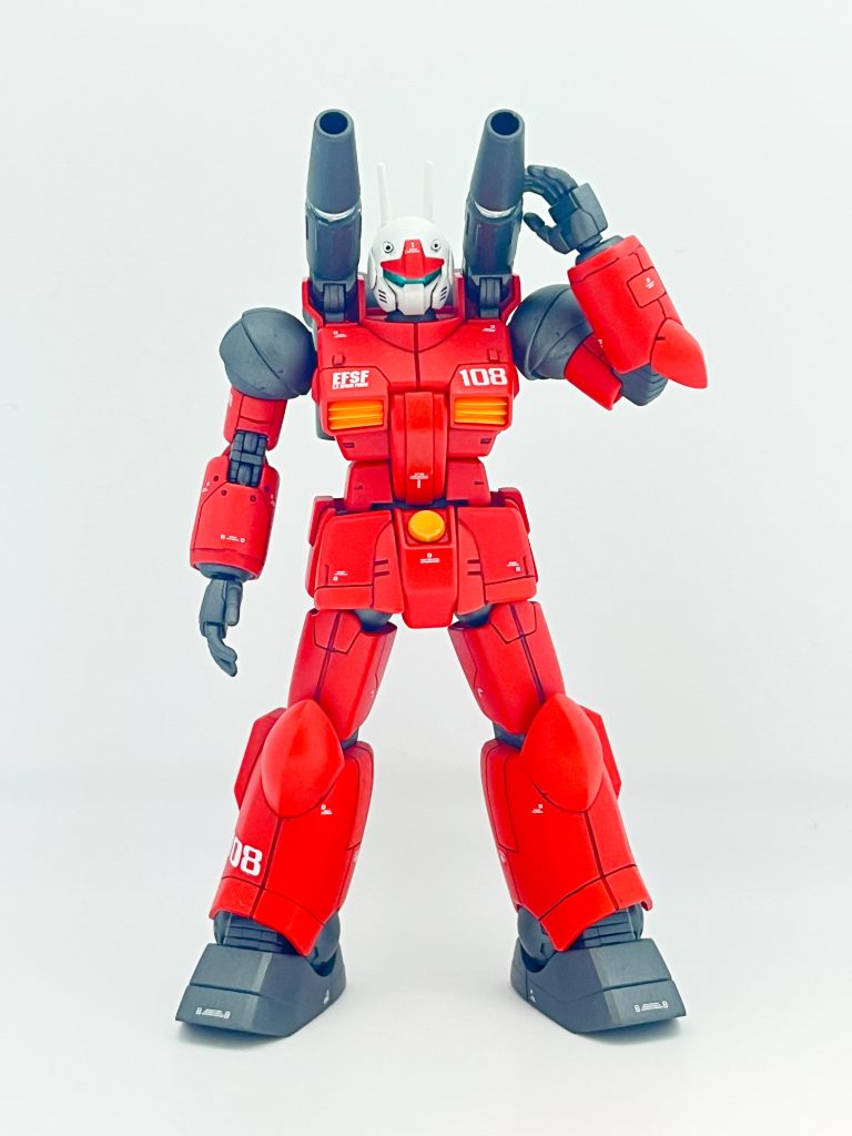 全体的にスジ彫りを追加しました。前回はガイドテープを使ってスジ彫りしましたが、今回はアーリーチョップさんのYouTubeチャンネル Chop! Factoryの動画で紹介されていた、マステを三重に重ねて厚みを出したものを使ってスジ彫りをしてみました。ガイドテープよりも粘着力があり、厚みも自由に調整できるので、個人的にはマステの方がやりやすく感じました。スジ彫り箇所を境目にパーツの色分けにも挑戦してみているのですが、思い切りが足りなかったのか、乾燥後はほぼ同じ色に・・・。本当は赤とオレンジのツートーンカラー機体になる予定でしたが、、スキルが足りず!また次回作への課題とします。