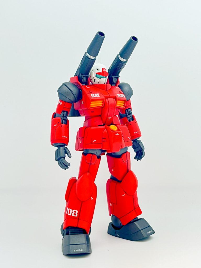 機体ナンバーはカイ・シデンの108を採用しました。WBマークを入れるか迷ったのですが、108を目立たせたかったので足にも大きめの機体ナンバーを入れてあります。数字デカールを等間隔にまっすぐ貼るのが難しかったです。