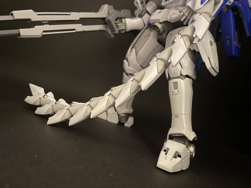 ヒートロッドはクールホワイト、ニュートラルグレーⅡ、ダークステンレスシルバーで塗り分け。RGのエピオンとは違いバラせるので何とか塗り分けることができました。もうしたくないけども😅